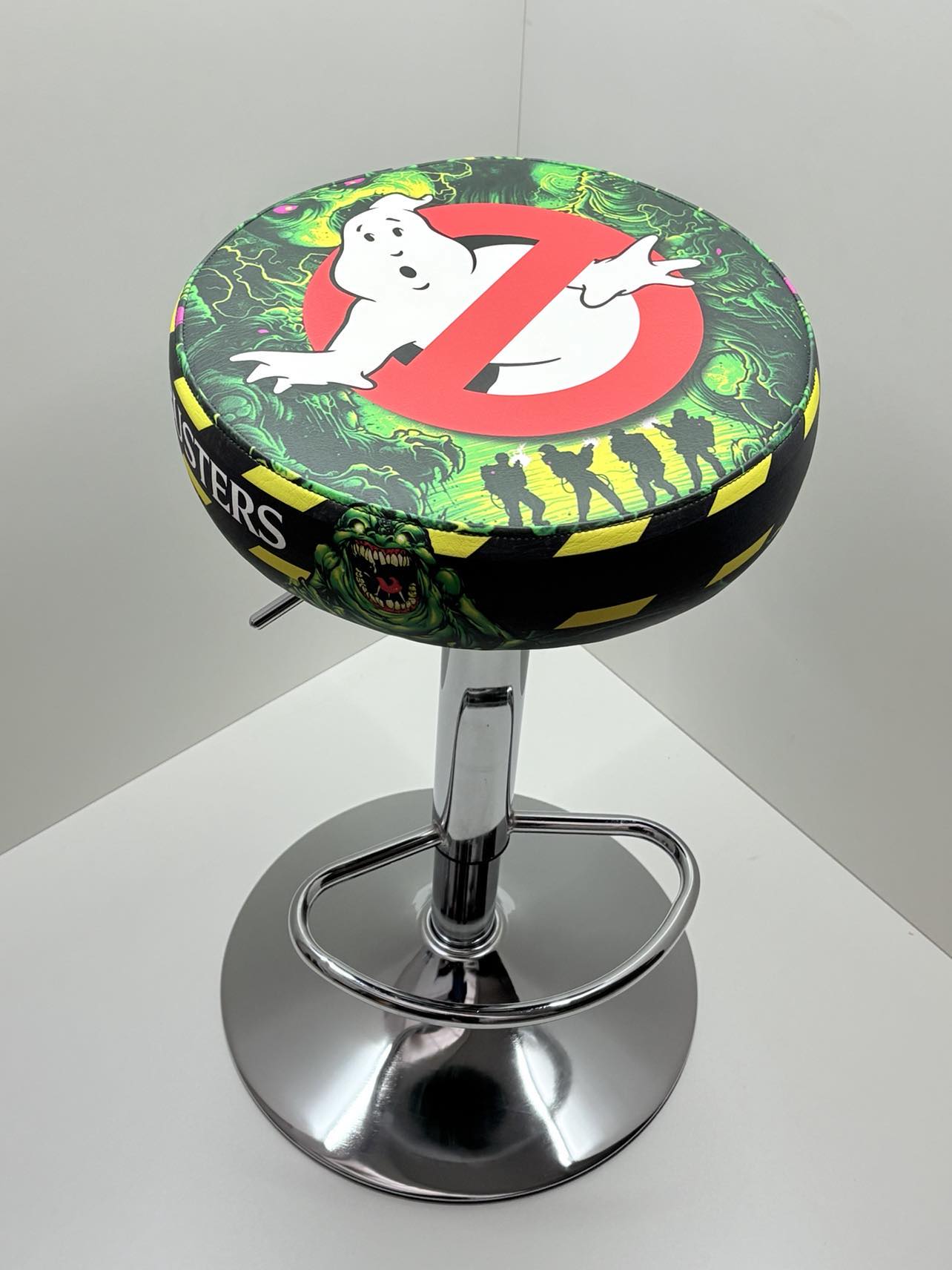Le tabouret Ghostbusters par King Arcade est l’accessoire parfait pour compléter votre borne d’arcade dédiée à SOS Fantômes. Confortable et robuste, il arbore un design emblématique aux couleurs et au logo du célèbre film. Idéal pour une immersion totale dans vos parties rétro, ce tabouret allie style et praticité pour tous les fans de Ghostbusters et de retrogaming.