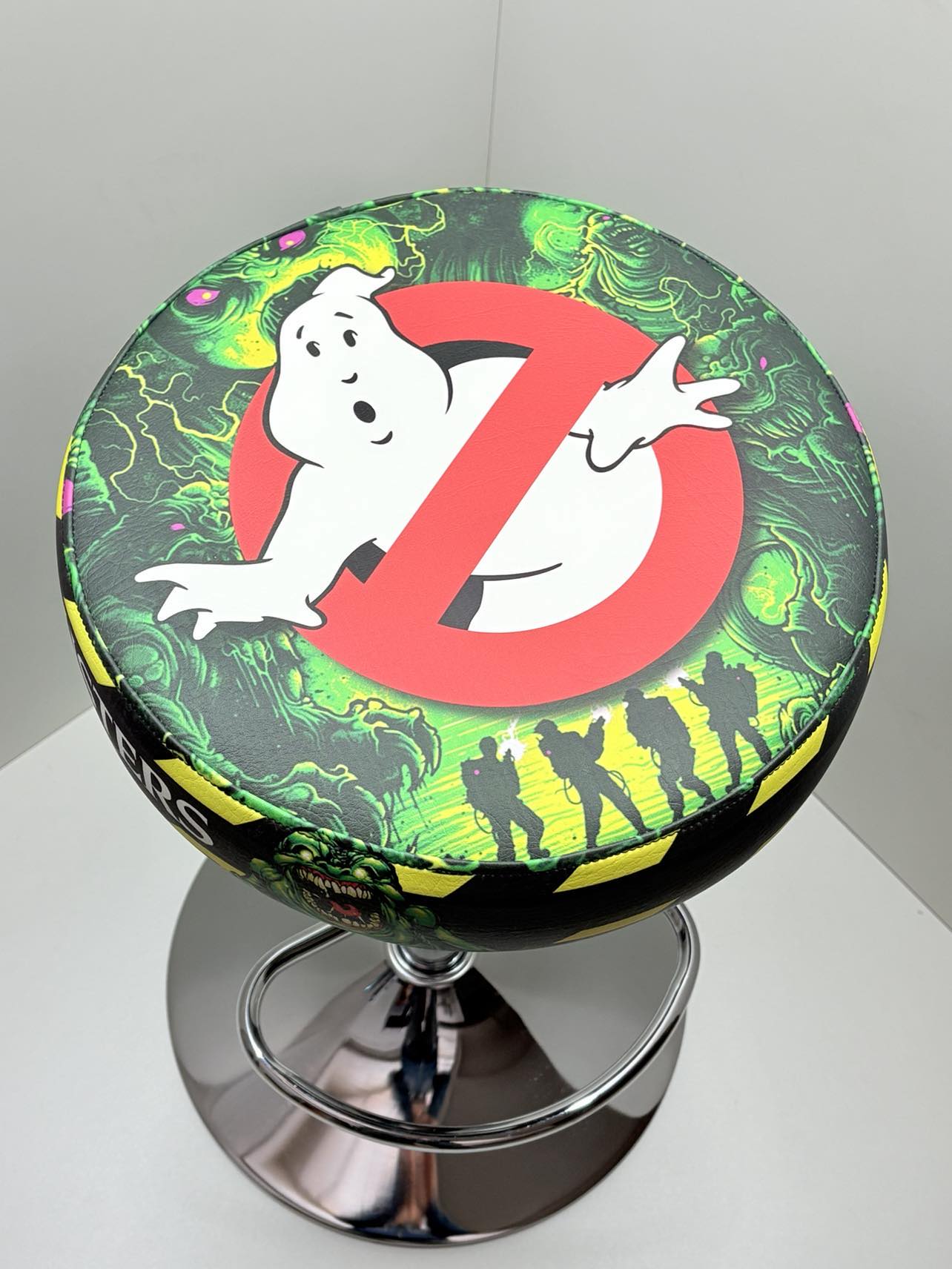 Le tabouret Ghostbusters par King Arcade est l’accessoire parfait pour compléter votre borne d’arcade dédiée à SOS Fantômes. Confortable et robuste, il arbore un design emblématique aux couleurs et au logo du célèbre film. Idéal pour une immersion totale dans vos parties rétro, ce tabouret allie style et praticité pour tous les fans de Ghostbusters et de retrogaming.